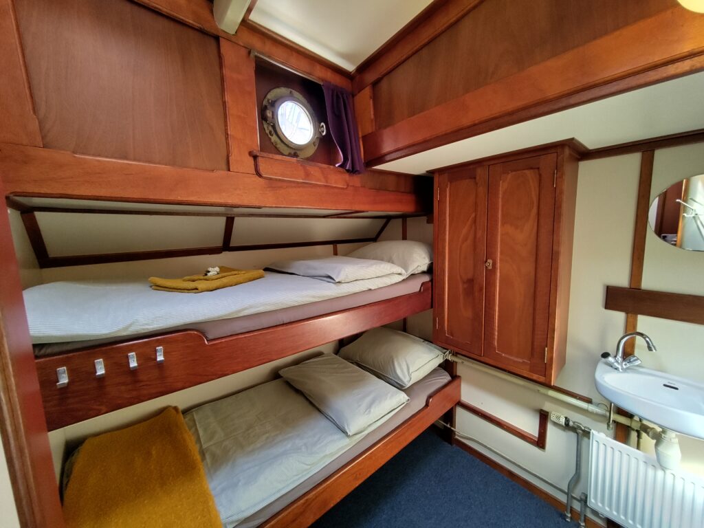 Hut met stapelbed